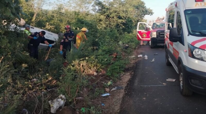 JOVEN MOTOCICLISTA MU3R3 EN CHOQUE FRONTAL EN MAXCANÚ