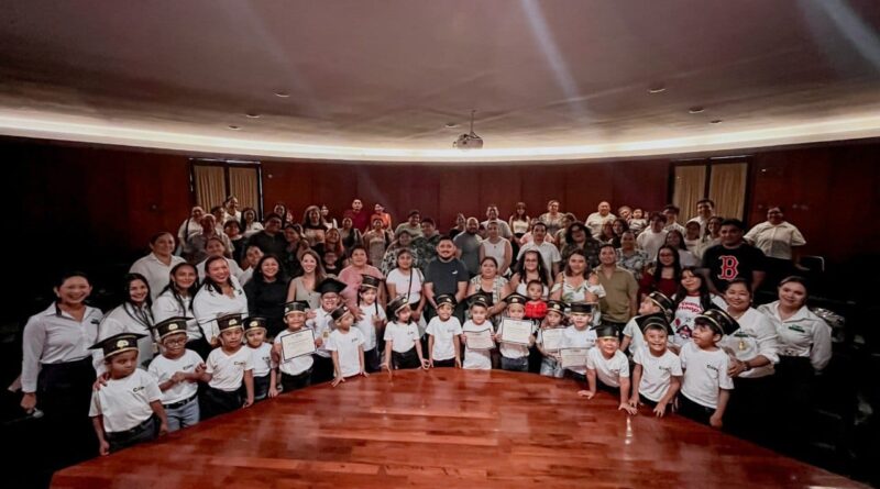 Niñas y niños culminan con éxito su terapia de lenguaje en el COPI Oruga del DIF Mérida