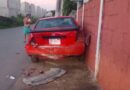 AUTO “FANTASMA” CHOCA Y DESTROZA COCHE ESTACIONADO 