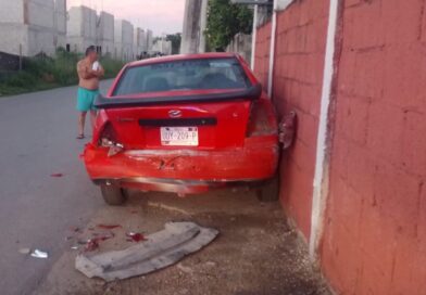 AUTO “FANTASMA” CHOCA Y DESTROZA COCHE ESTACIONADO 