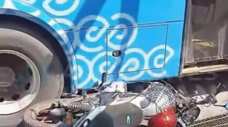 MOTOCICLISTA SE SALVA DE SER ATROPELLADO POR CAMIÓN