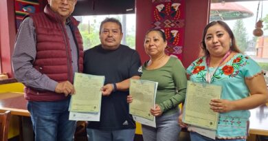 Reciben 30 yucatecos en EE. UU. actas de doble nacionalidad