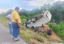 CAMIÓN DE VOLTEO SE SALE DEL CAMINO Y TERMINA VOLCADO EN LA MÉRIDA-CAMPECHE