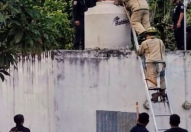 RESCATAN A HOMBRE ATRAPADO EN UN TINACO EN TIMUCUY