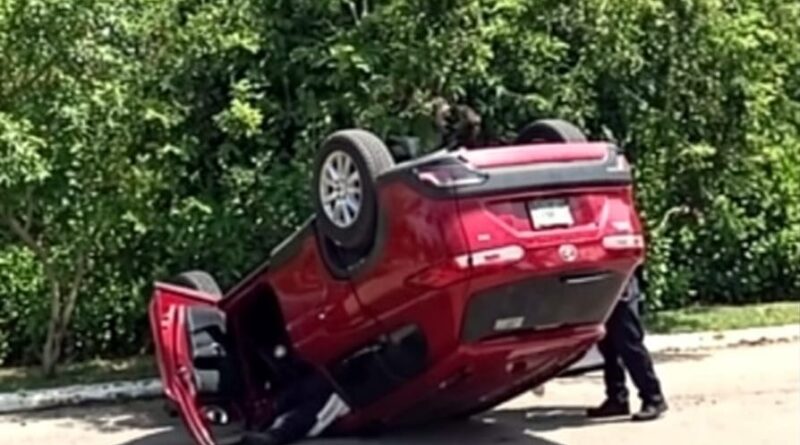 CONDUCTORA LESIONADA TRAS VOLCAR EN GRAN SAN PEDRO CHOLUL