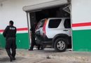 CAMIONETA TERMINA DENTRO DE FRUTERÍA EN MÉRIDA