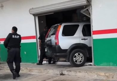 CAMIONETA TERMINA DENTRO DE FRUTERÍA EN MÉRIDA