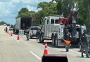 VUELCA CAMIÓN CARGADO CON SUAVIZANTES EN LA MÉRIDA-CANCÚN