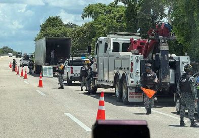 VUELCA CAMIÓN CARGADO CON SUAVIZANTES EN LA MÉRIDA-CANCÚN