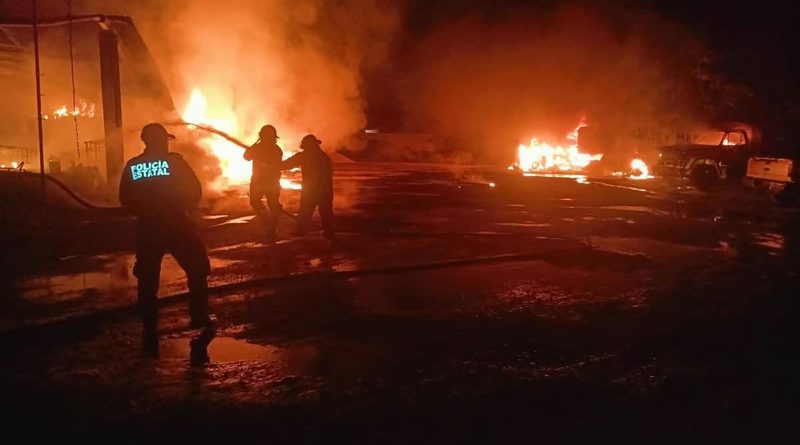 INCENDIO AFECTA BODEGA Y VEHÍCULOS EN LA VALLADOLID-CANCÚN