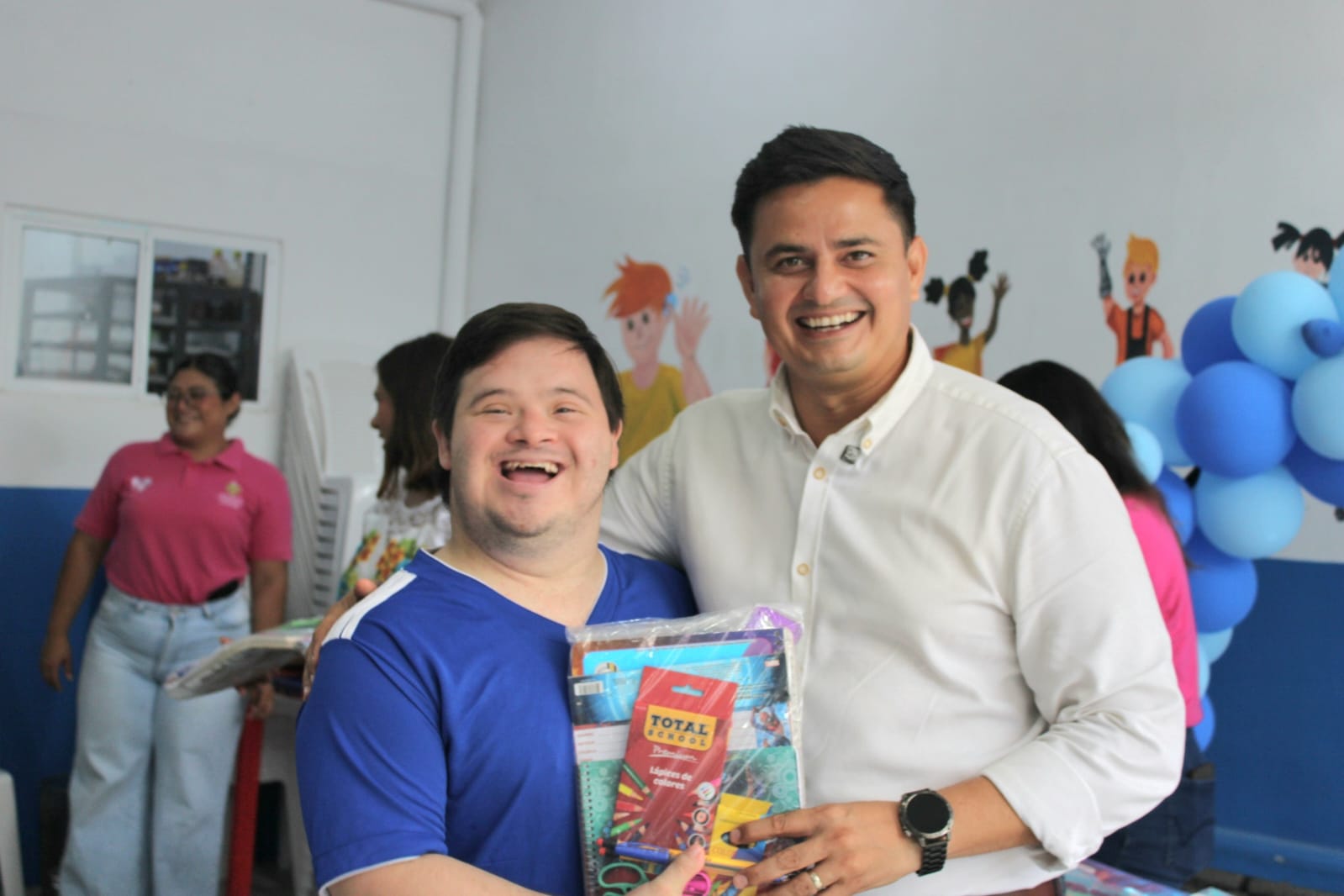 “Todos somos útiles” entrega paquetes escolares a comedores y asociaciones civiles de Mérida