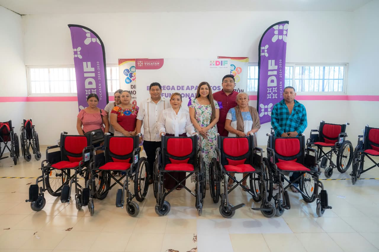 Entrega DIF sillas de ruedas para facilitar la movilidad de personas en Temozón