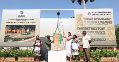  Coloca Cecilia Patrón la primera piedra de la réplica de la Estela Maya 18