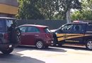 MUERE ADULTO MAYOR DENTRO DE SU AUTO EN UN OXXO