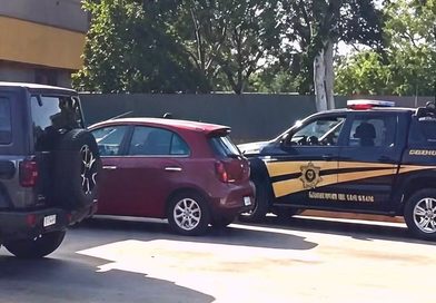 MUERE ADULTO MAYOR DENTRO DE SU AUTO EN UN OXXO