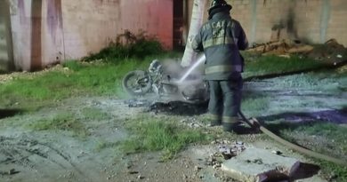 ARDE MOTOCICLETA EN ESTACIONAMIENTO DE UN BAR