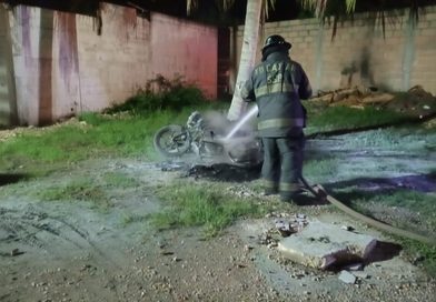 ARDE MOTOCICLETA EN ESTACIONAMIENTO DE UN BAR