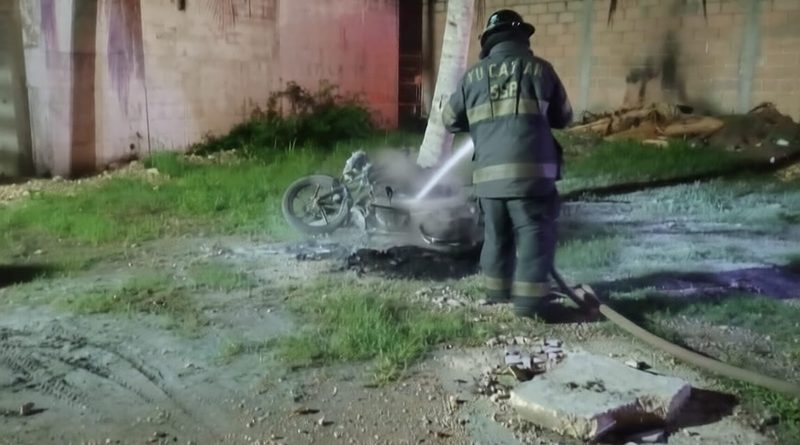 ARDE MOTOCICLETA EN ESTACIONAMIENTO DE UN BAR