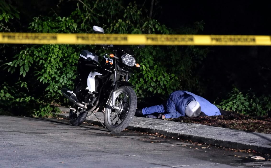 HALLAN A MOTOCICLISTA SIN VIDA JUNTO A SU UNIDAD