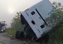 VUELCA AUTOBÚS DE PERSONAL EN LA CARRETERA MÉRIDA-PETO