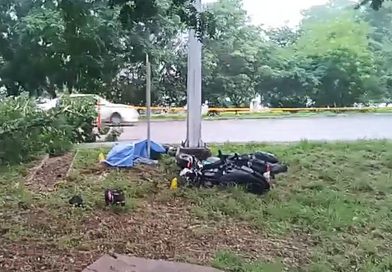 MUERE MOTOCICLISTA TRAS CHOCAR CONTRA UN ÁRBOL