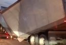 SE PARTE CAJA DE TRÁILER EN PUENTE DE CHOCHOLÁ