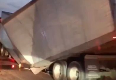 SE PARTE CAJA DE TRÁILER EN PUENTE DE CHOCHOLÁ