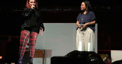 Olga Mesa transforma el Teatro Daniel Ayala con “Una mesa propia”