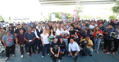 Cecilia Patrón entrega cascos certificados a motociclistas de plataforma