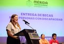 Cecilia Patrón entrega becas a personas con discapacidad