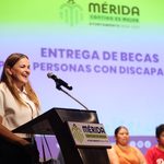 Cecilia Patrón entrega becas a personas con discapacidad