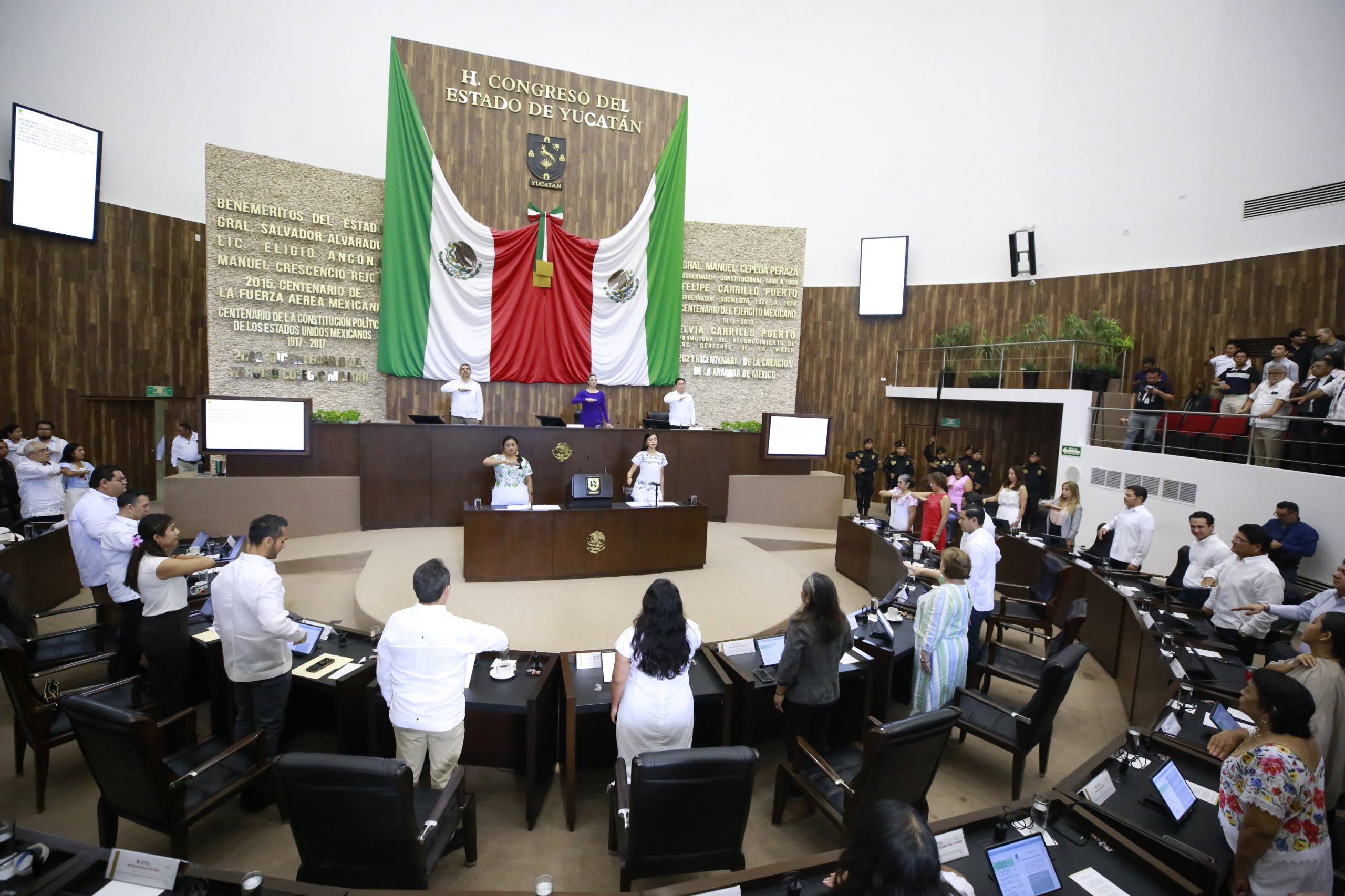 Reconocen en Sesión Solemne la vocación médica y talento de las juventudes yucatecas